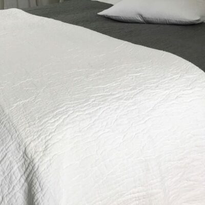 bedsprei-denver-wit-bed-opmaken-slaapkamer