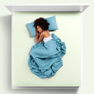 vrouw op bed onder de zomerdeken van bella donna Formesse