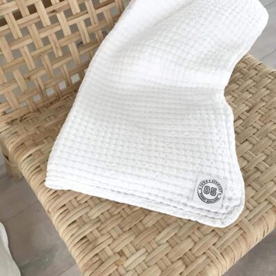 witte plaid op rieten stoel - dessin amie van town & country