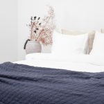 bed met donkerblauwe bedsprei Iris