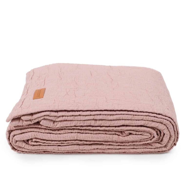 roze bedsprei met witte achtergrond