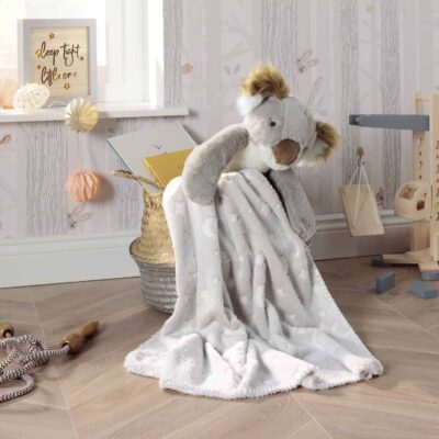 koala knuffel met deken op kinder slaapkamer