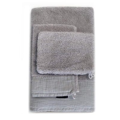 witte achtergrond met set van grijze handdoek, washandje en gastendoek