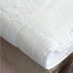 gevouwen handdoek in wit en beige, dommelin sale handdoek van badstof met linnen band