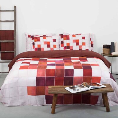 slaapkamer met grijze vloer en bed met geruit rood terracotta dekbedovertrek