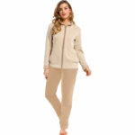 dame met los haar in beige huispak van pastunette
