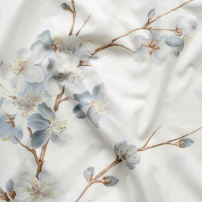 stof van bovenlaken met blauwe bloemetjes