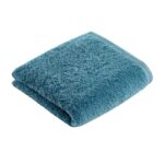 een aqua blauwe badhanddoek