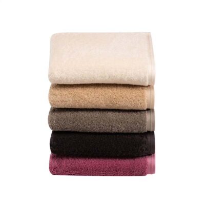 stapel van vijf handdoeken in de kleuren: ecru, beige, bruin, antraciet en roze