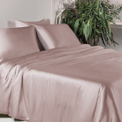 bed met plant en roze glad dekbedovertrek