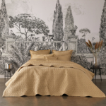 bed met bedsprei goudkleurig en sierkussens