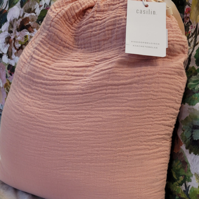 roze katoenen dekbedovertrek in stoffen tas