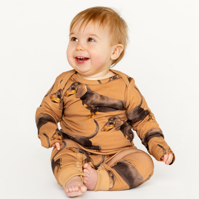 baby in teckel jumpsuit