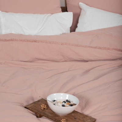 oud roze dekbedovertrek en kopje