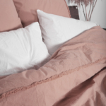 dekbedovertrek oud roze met witte kussens