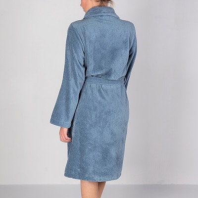 achterkant vrouw in blauwe dames badjas