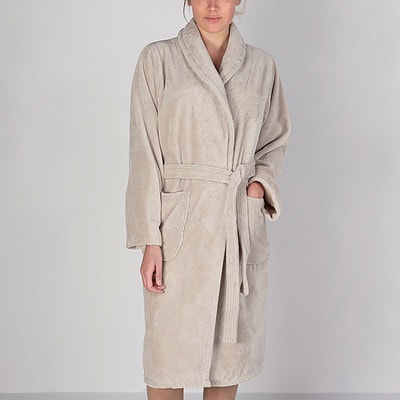 vrouw in beige katoenen badjas
