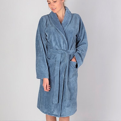 vrouw in blauwe badjas dames sauna