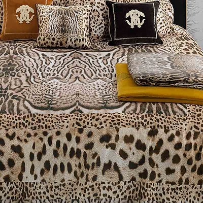 bed opgemaakt met Roberto Cavalli beddengoed