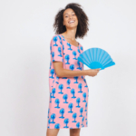 dame in t-shirt jurk en blauwe waaier