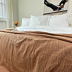 bed met wit beddengoed en bedsprei 260x260 in brique