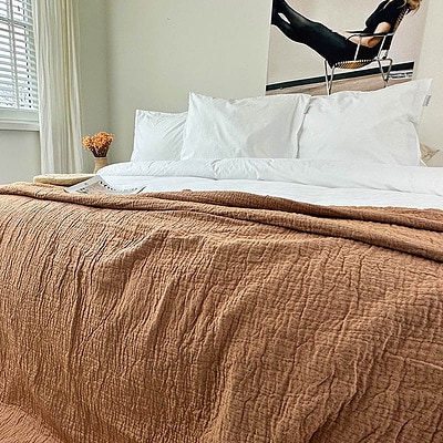 bed met wit beddengoed en bedsprei 260x260 in brique