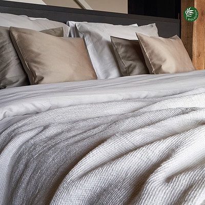 bed met bio katoen dekbedovertrek met plaid