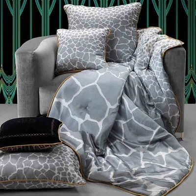 plaid en luxe sierkussens van roberto cavalli home