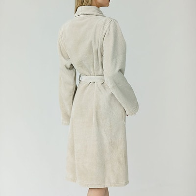 achterkant van vrouw in dames badjas beige