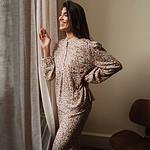 vrouw in pyjama met bloemetjes