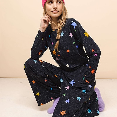 vrouw in snurk loungewear sterren