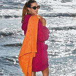 fel gekleurde dames badjas met strandlaken op het strand