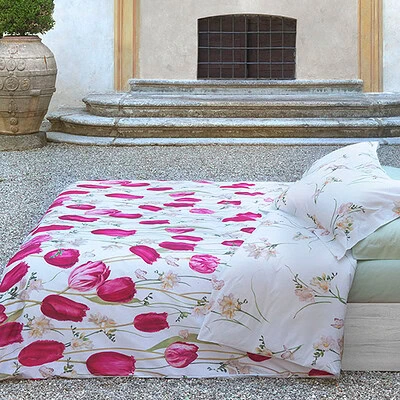 bed buiten met tulpen dekbedovertrek luxe merken