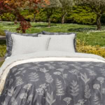 bed met katoen satijnen dekbedovertrek in bloemen print