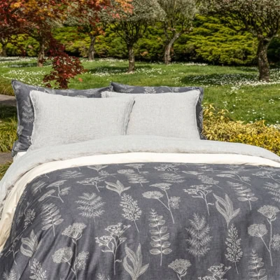 bed met katoen satijnen dekbedovertrek in bloemen print