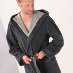 man in grijze badstof badjas