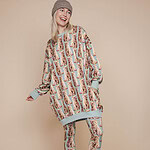 vrouw in katten sweater dress