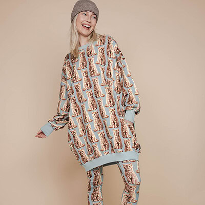 vrouw in katten sweater dress