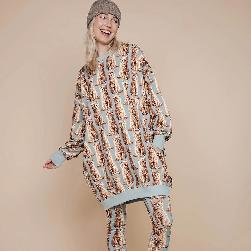 vrouw in katten sweater dress