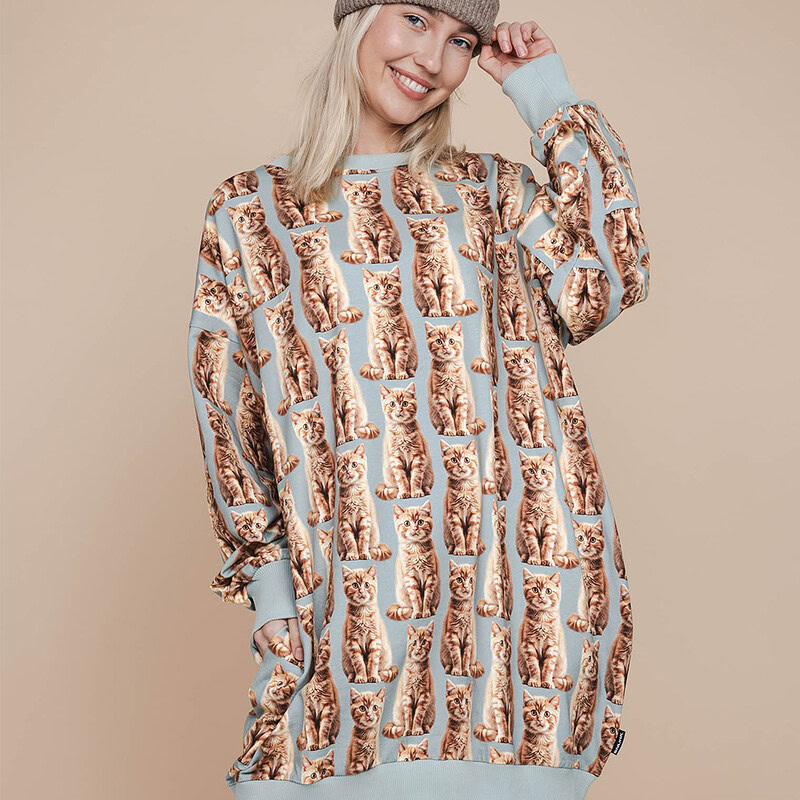 vrouw in poezen sweater dress