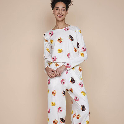 vrouw in donuts loungewear setje van snurk