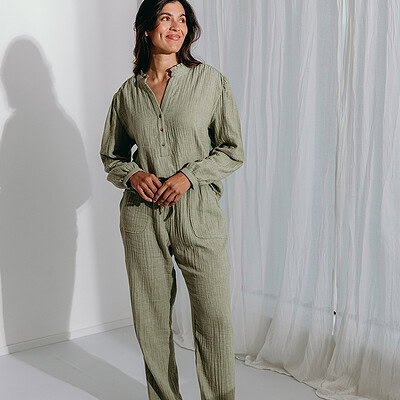 vrouw in saliegroene pyjama