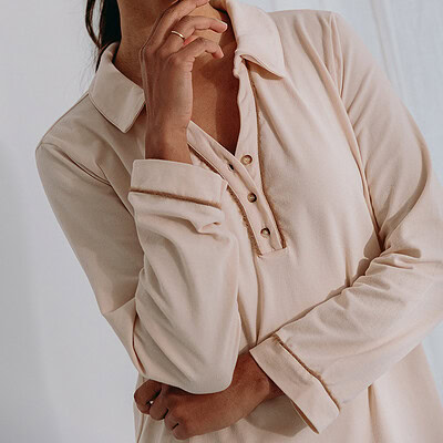 vrouw in beige nachthemd