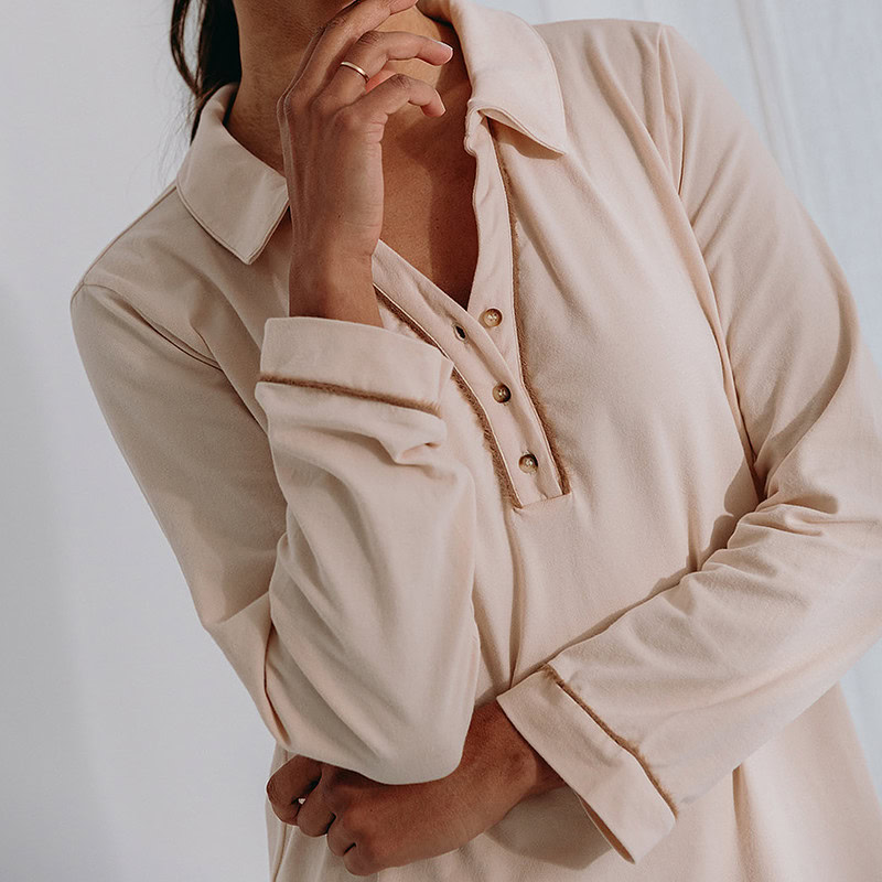 vrouw in beige nachthemd