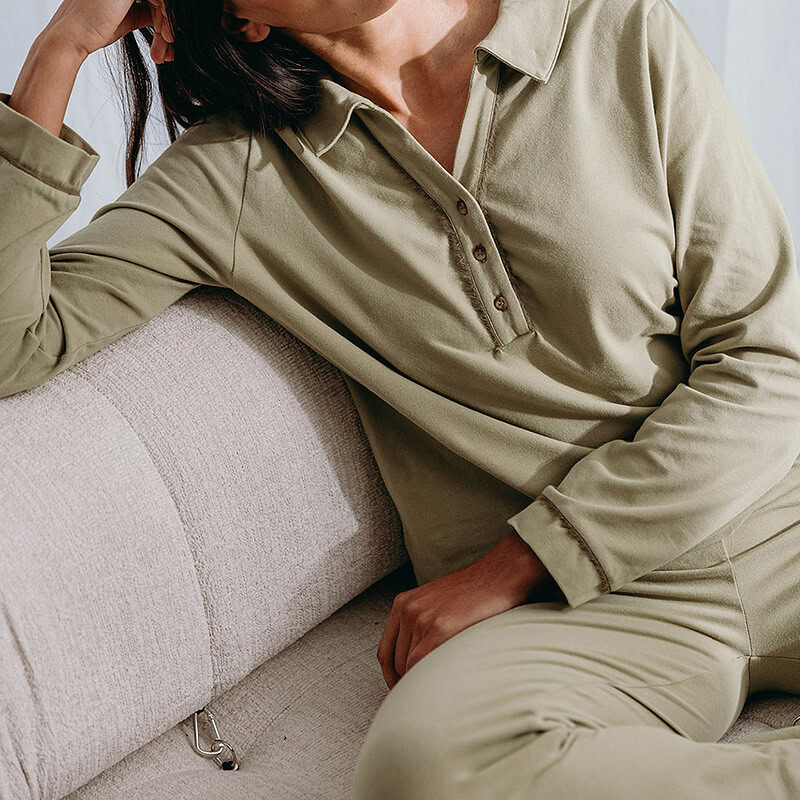 vrouw in saliegroene pyjama