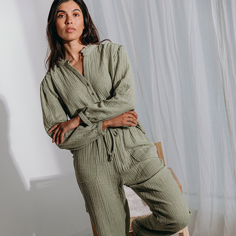 vrouw in groene pyjama tetra katoen