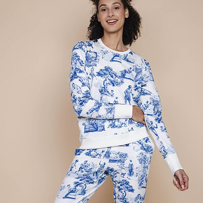 vrouw in Toile De Modern Joy loungewear set