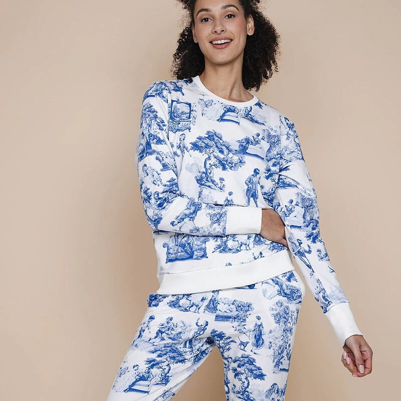 vrouw in Toile De Modern Joy loungewear set
