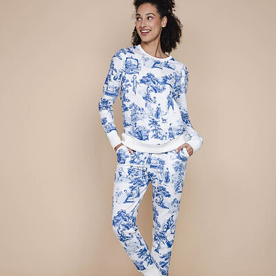 vrouw in Toile de Jouy kleding