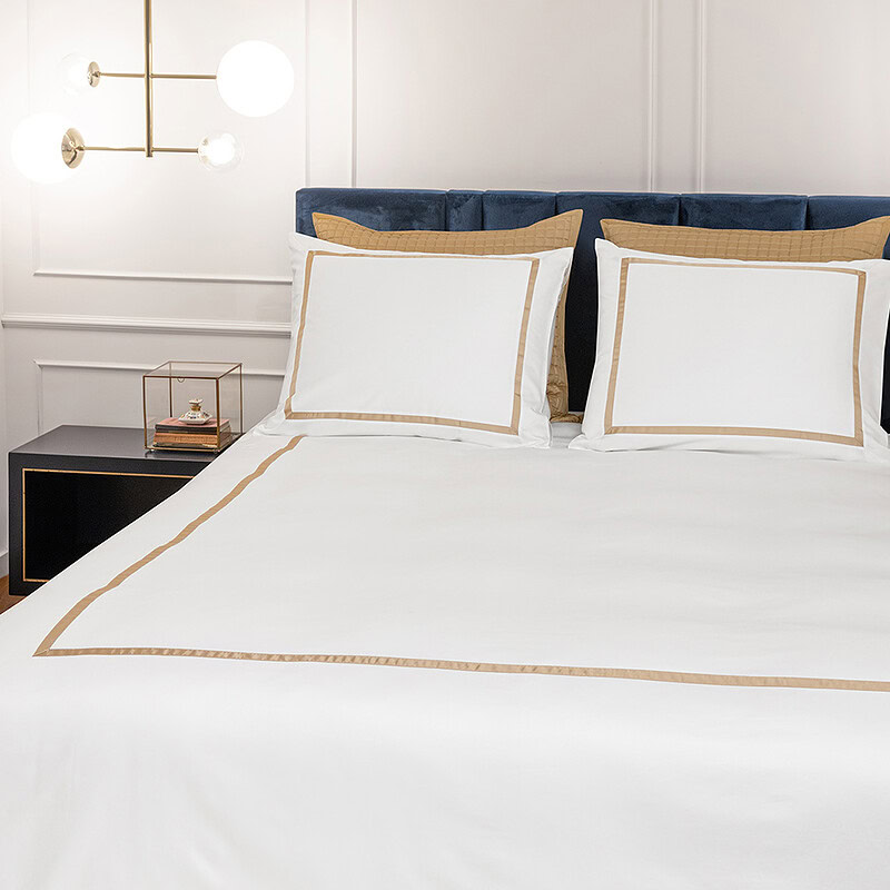 Hotel dekbedovertrek katoen satijn wit met een gouden bies